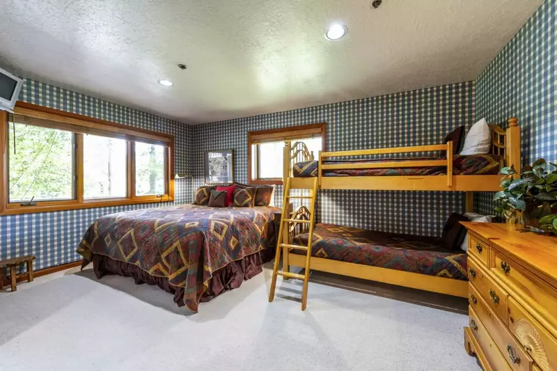 Bright and Open Guest Suite w King Bed, Twin Bunk Beds and TV (located on Lower Level)