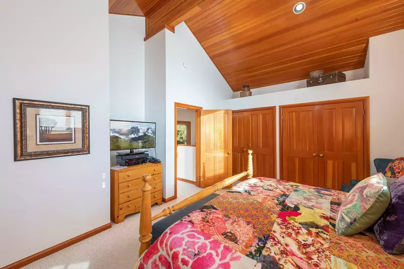 Bright and Cheery Private Top Floor Master Suite w King Bed, HDTV, Vaulted Ceilings, High End Linens, Large Closet, En Suite Bathroom