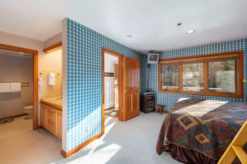 Guest Suite with King Bed and Twin Bunk Beds, En Suite Bathroom and TV