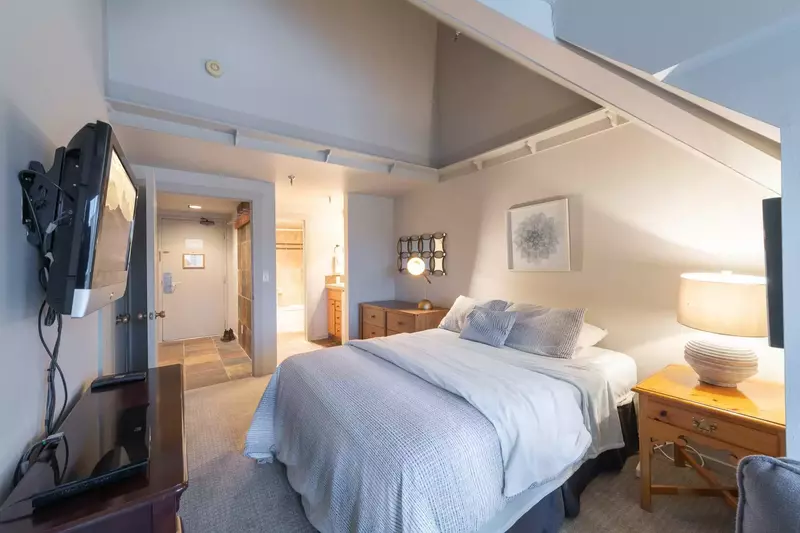 Main Floor Guest Suite - Queen Bed, HDTV, En Suite Bathroom, Vaulted Ceilings, Futon, Deck Access