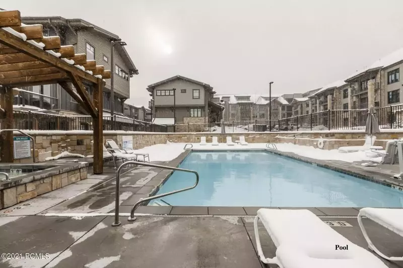 The Blackstone Community features a community pool and hot tub, a resort building with an exercise gym, apres ski area, a conference room, and a Theat