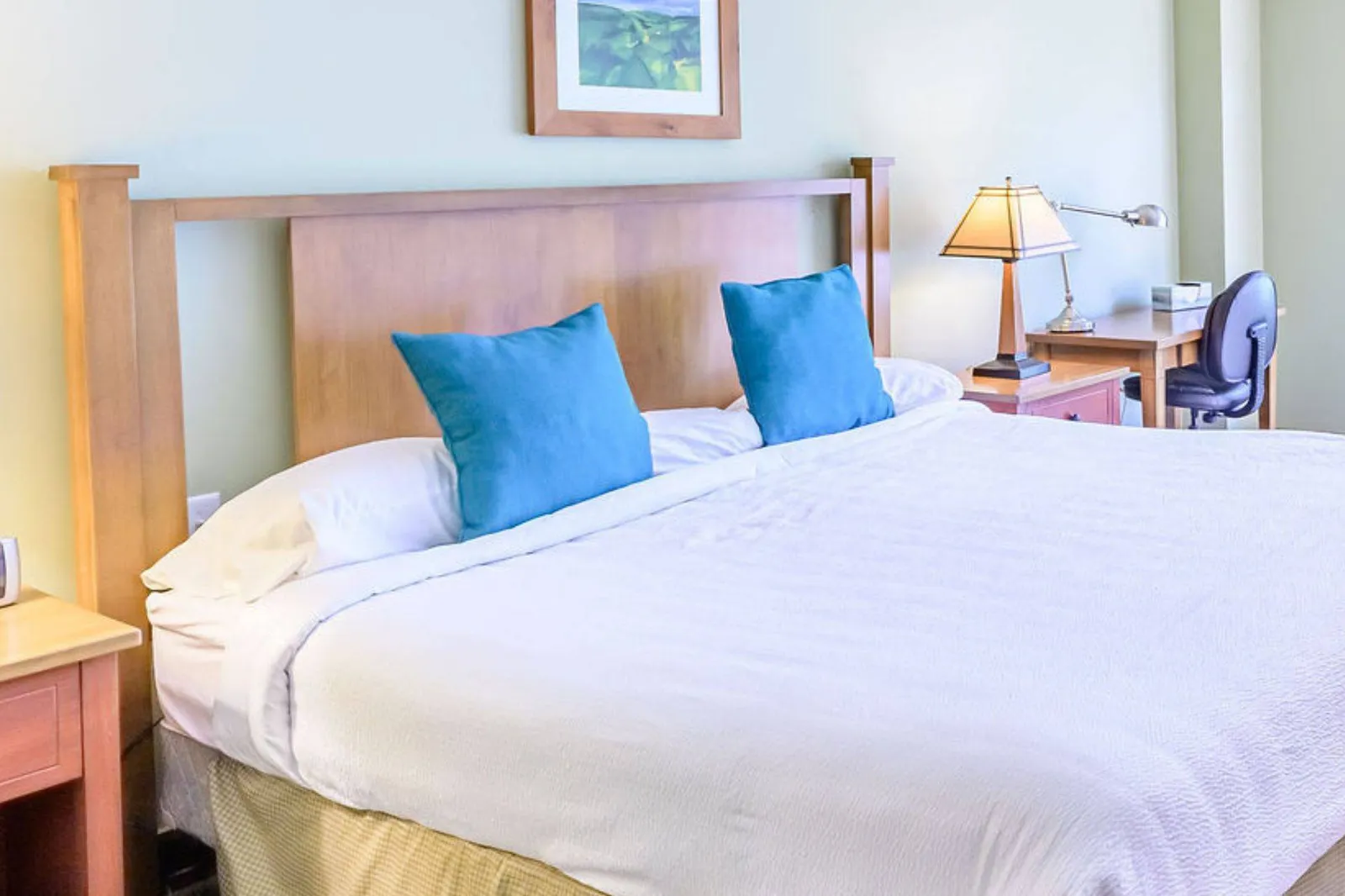 Close-up of the triple-sheeted King-size bed featuring a high-end memory foam mattress.