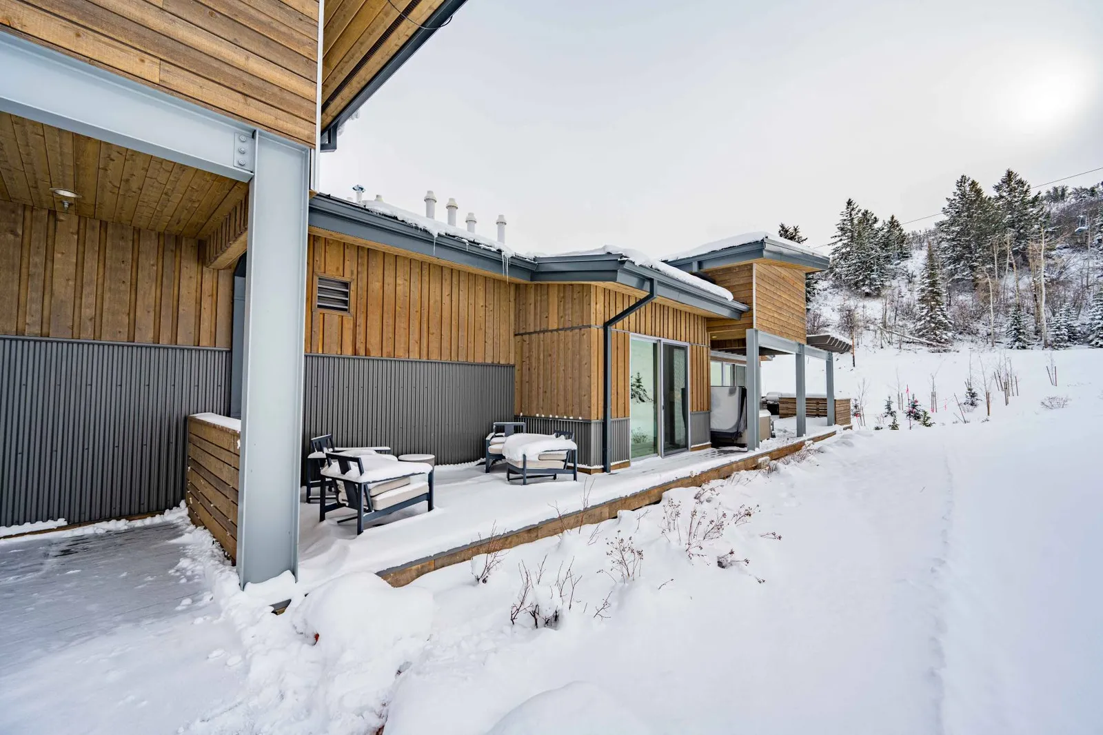 At the end of the day, ski your last run straight home and store your skis in the private ski room. Treat yourself to this truly luxurious experience!