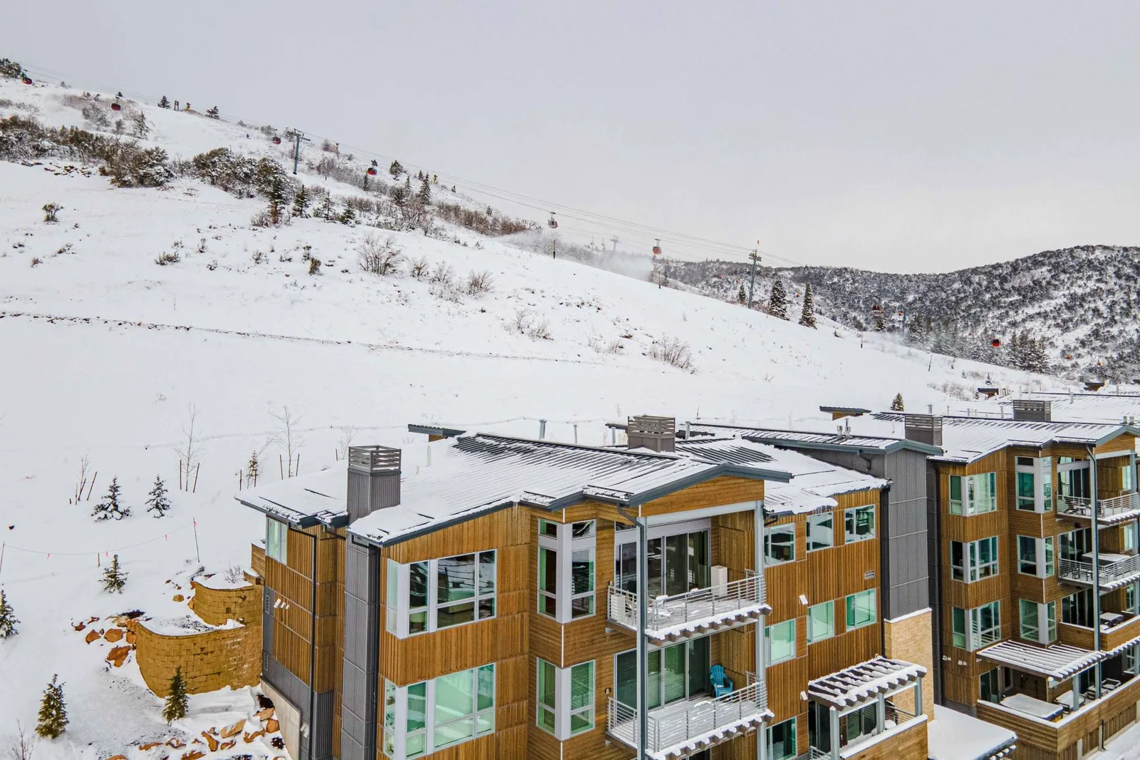 APEX has a location which offers easy convenience to nearby skiing, hiking and biking trails – truly located right outside your door