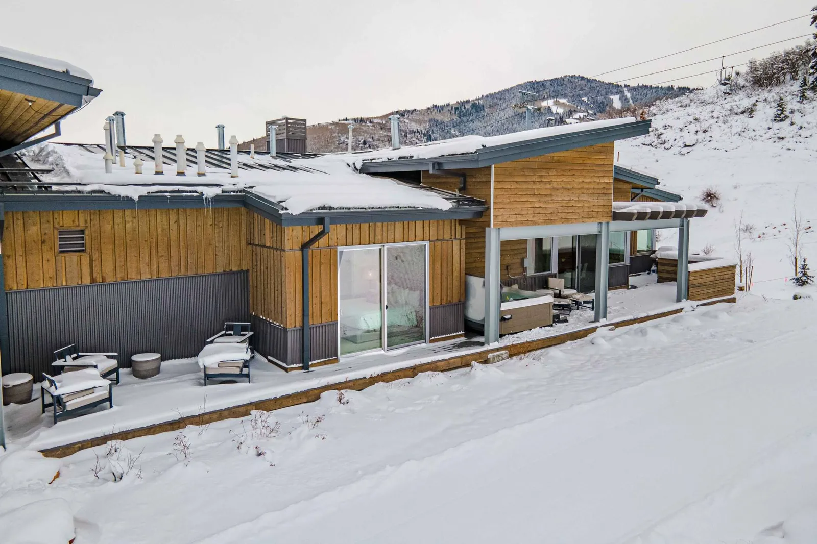 At the end of the day you can ski your last run straight home, store your skis in the private ski room and warm up in the private hot tub!  Treat your