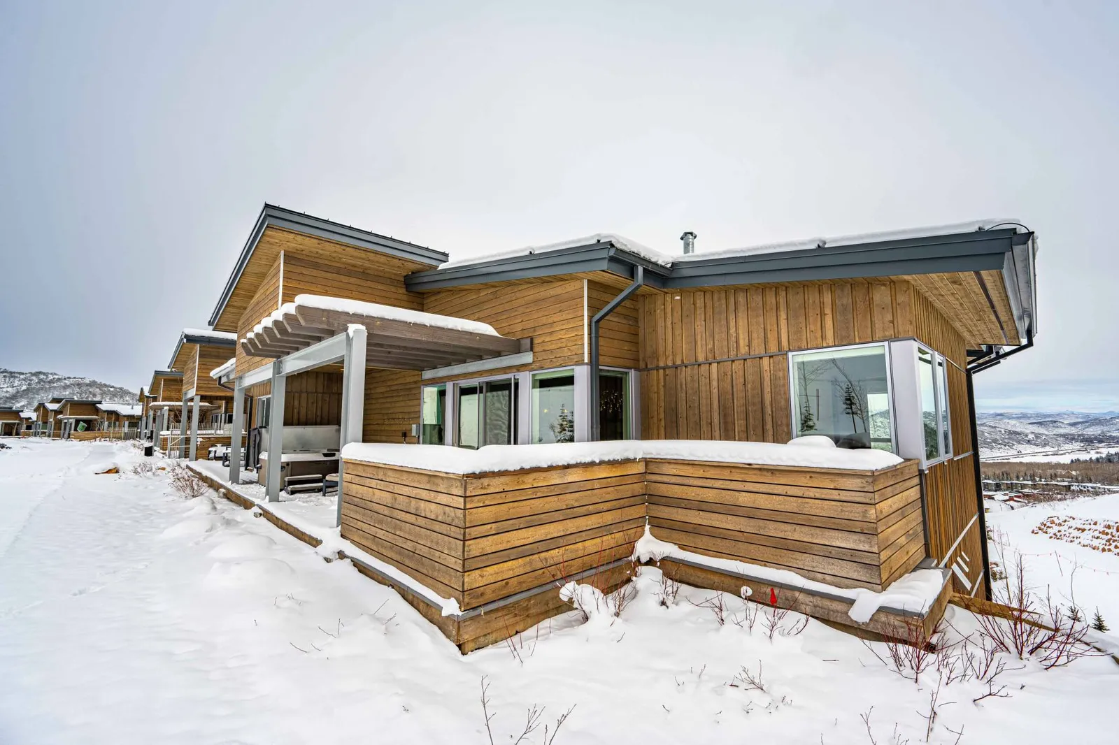 At the end of the day, ski your last run straight home and store your skis in the private ski room. Treat yourself to this truly luxurious experience!