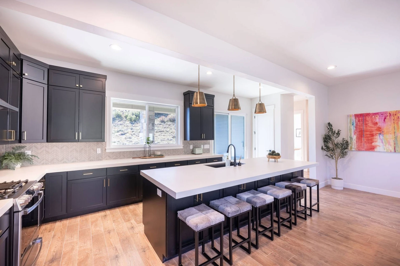 The oversized kitchen island has space to cook and seating for up to 6 guests at the breakfast bar