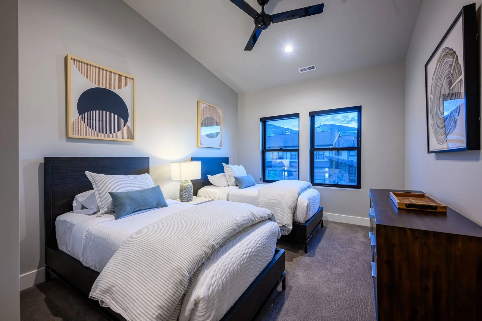 Guest Suite with 2 Twin Beds, Shared Bathroom Access (Jack n Jill) with Queen Suite