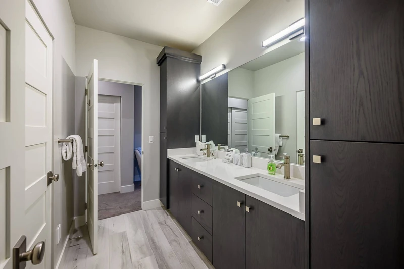 Jack n Jill Bathroom for the Queen Suite + Twin Beds Suite