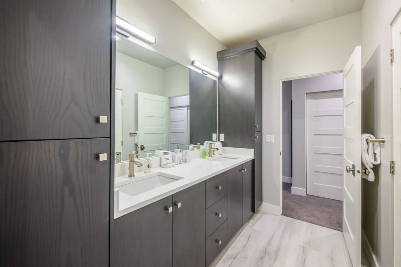 Jack n Jill Bathroom for the Queen Suite + Twin Beds Suite