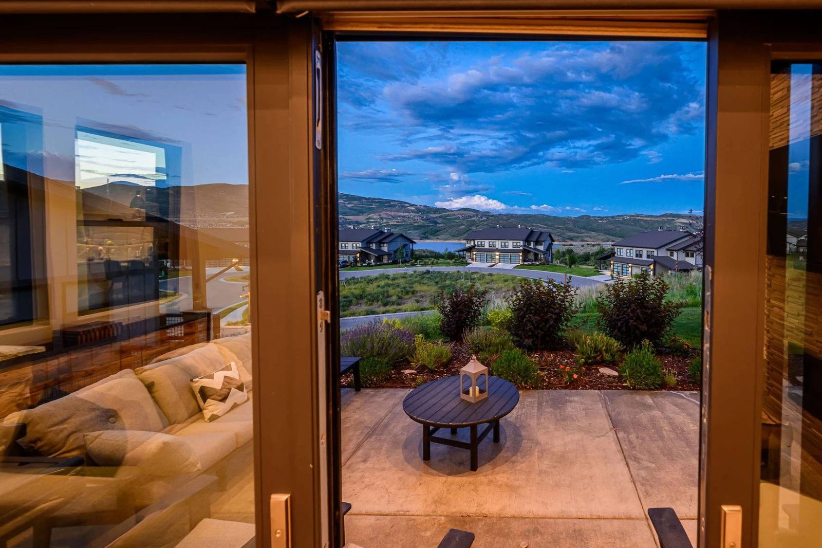 This Deer Valley East home seamlessly merges the beauty of the natural surroundings to the luxury of the interior.