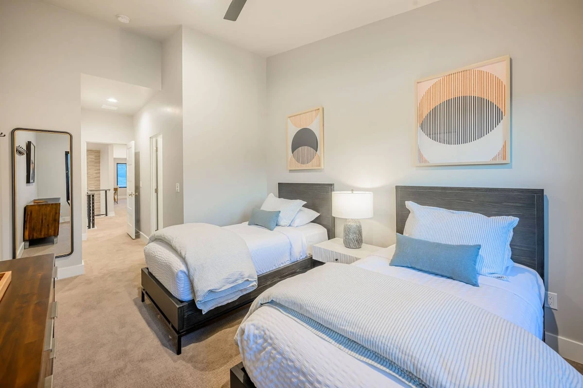 Guest Suite with 2 Twin Beds, Jack n Jill Bathroom (shared with Queen suite).