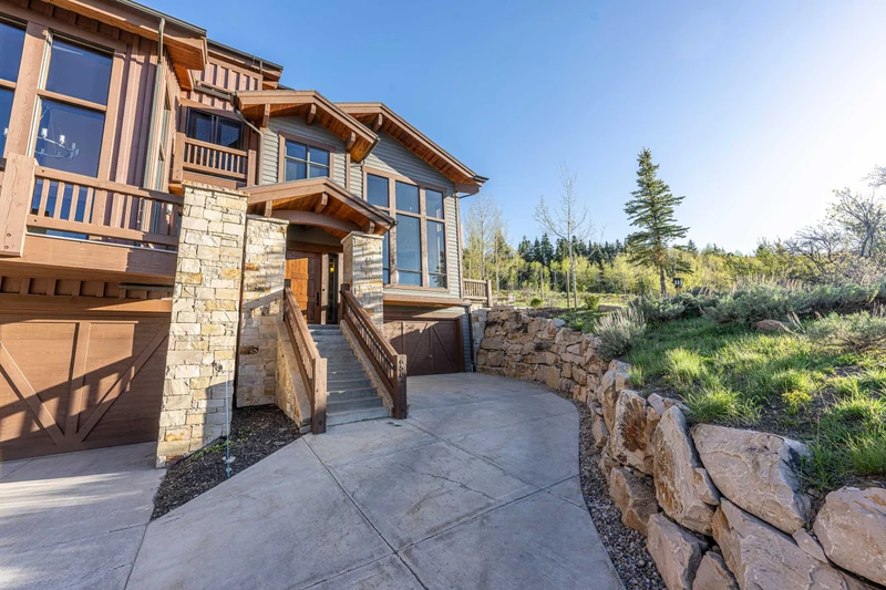 650 Rossi Hill