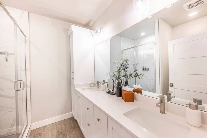 Primary En-Suite bathroom with dual vanities and walk-in glass shower in Deer Valley East Mayflower Lakeside 3-bedroom condo