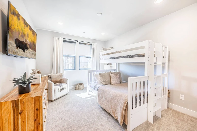 Bunk room with twin-over-queen bed in Deer Valley East Mayflower Lakeside 3-bedroom vacation rental.
