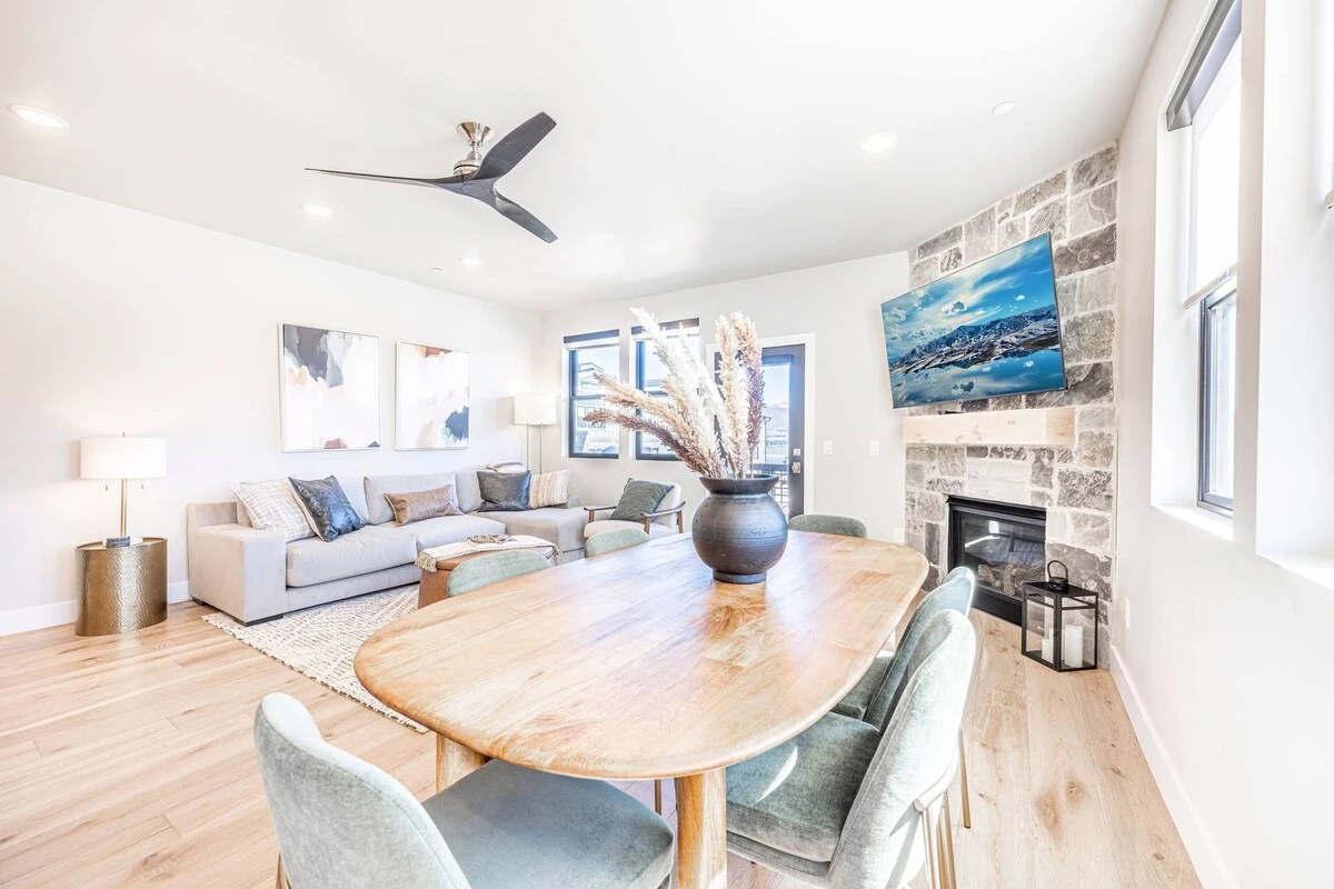 Relax and enjoy a meal at home with this gorgeous dining room table that has comfortable seating for 6 guests.