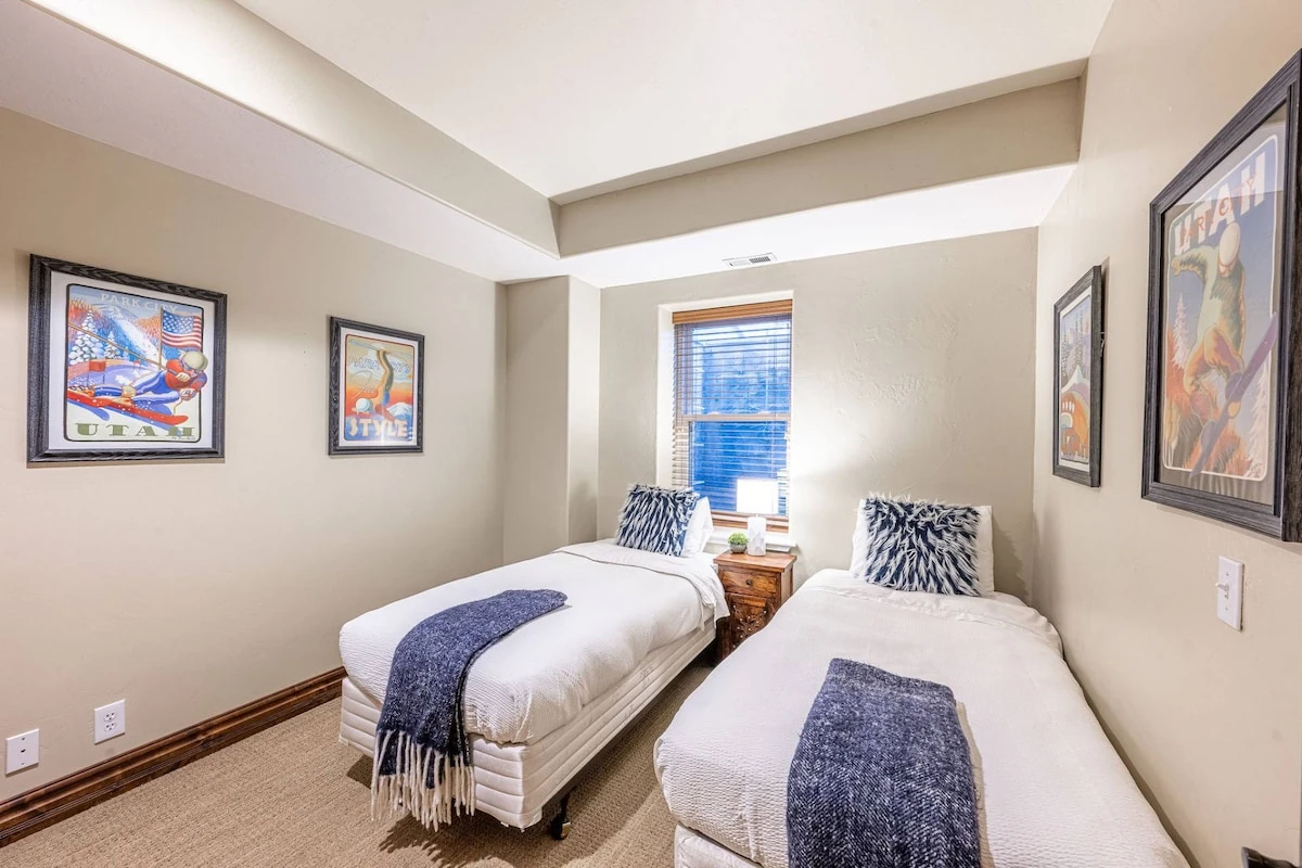 Additional guest bedroom with two twin beds, ideal for families or kids.