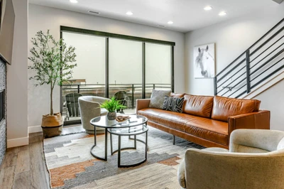 831 E Klaim Dr
