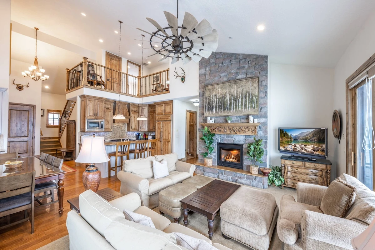 Deer Valley East Vacation Home | Living Room with Gas Fireplace, HDTV, Comfortable Furnishings