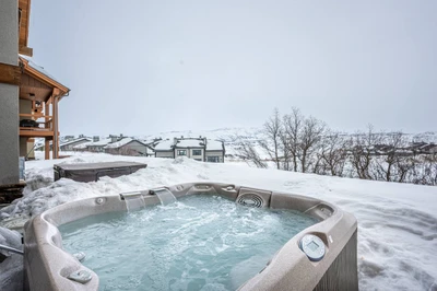 Located less than 5 minutes from Deer Valley East Village, this home has a private hot tub for up to 8 guests.