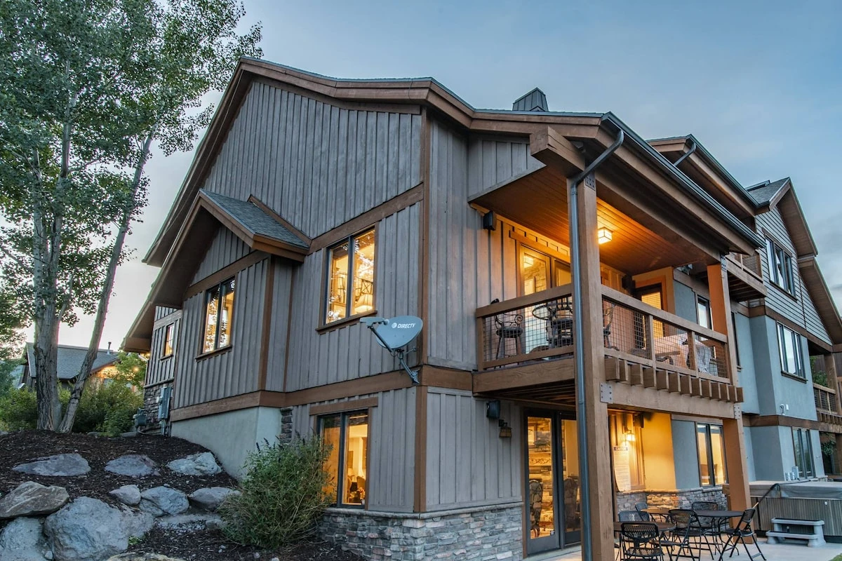 Side view of 9922 Vista | A Family Vacation home near Deer Valley East