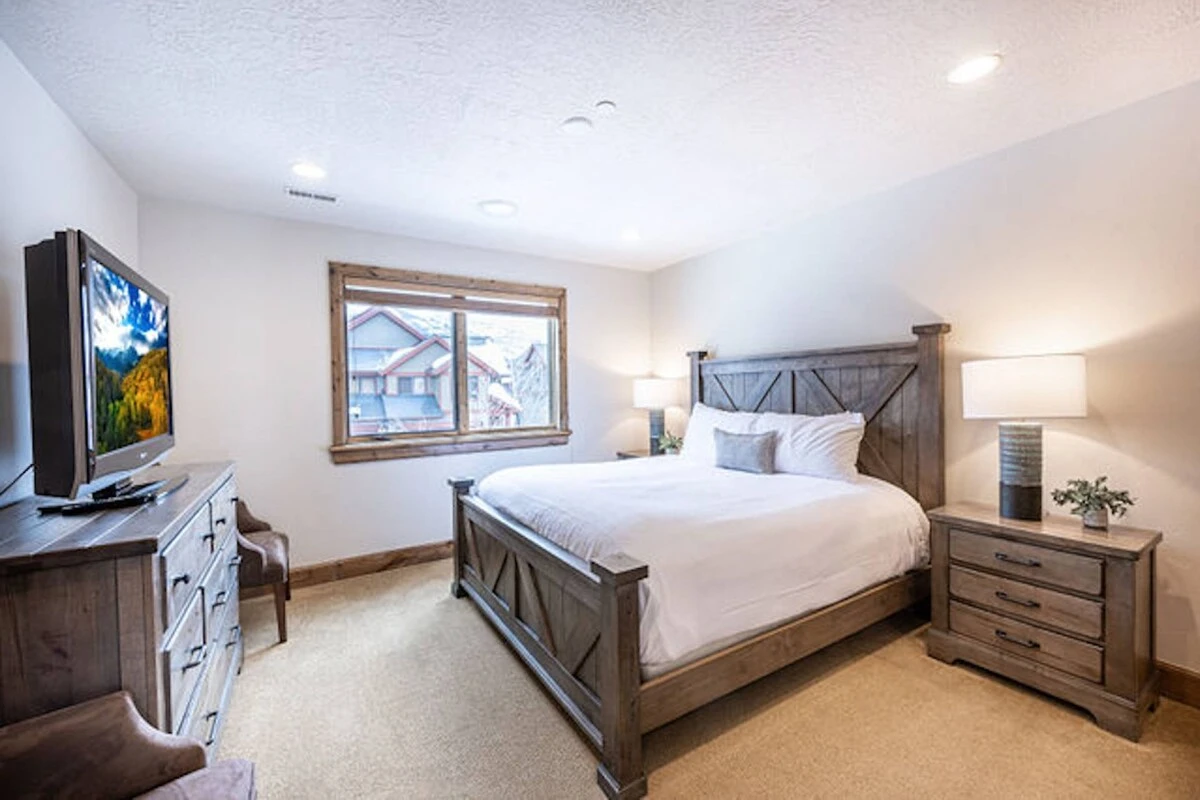 Upper Level Guest Suite with King Bed, HDTV, En Suite Bathroom