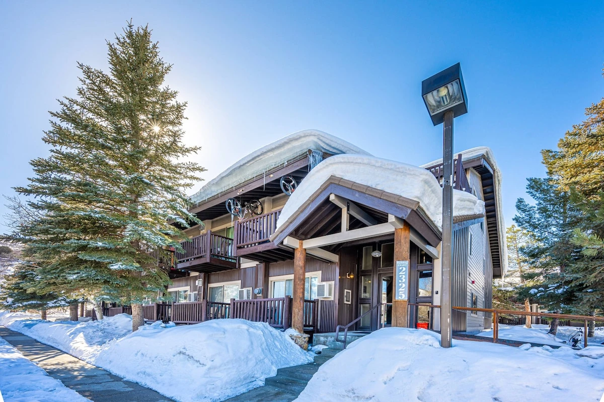 The Prospector Penthouse is a fully renovated 2-bedroom, top-floor condo in Park City, Utah that sleeps 5. A luxury Park City vacation rental under 10 minutes from Park City Mountain, Deer Valley skiing and Main Street.