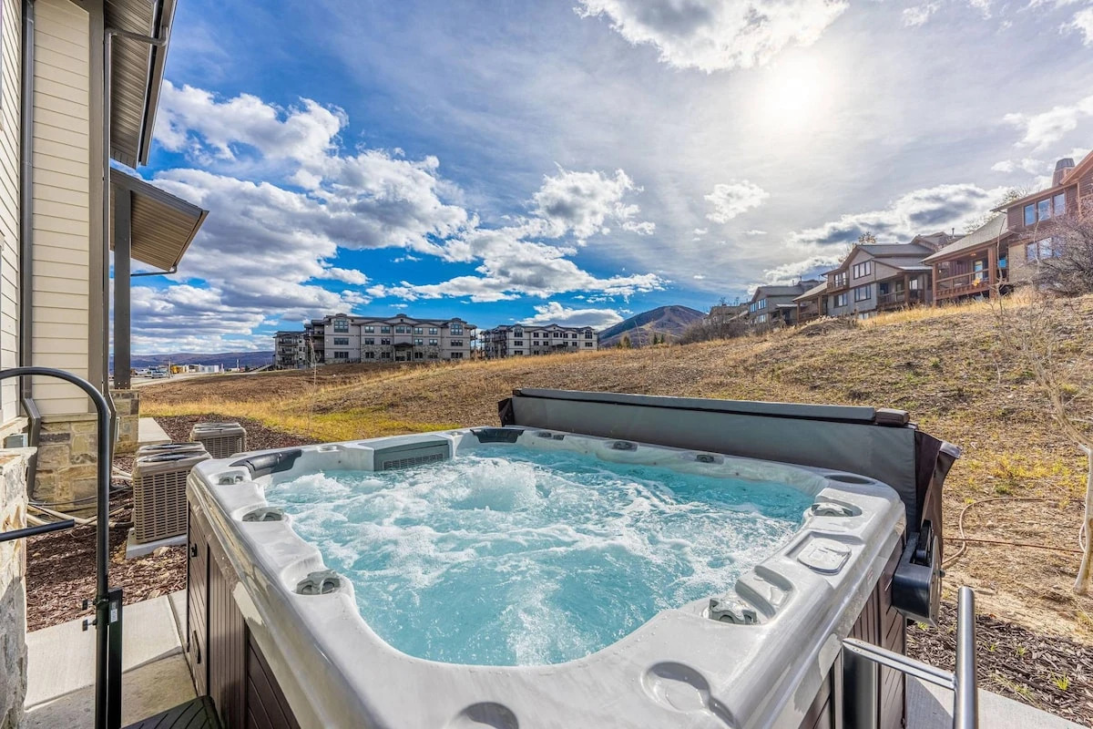 Private hot tub with Jordanelle Reservoir and Wasatch Mountain views near Deer Valley East Village in Park City