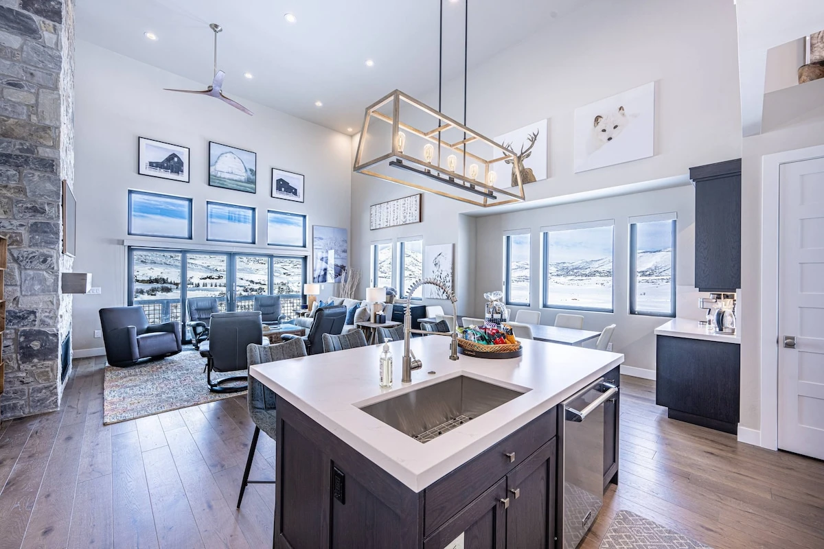 Large kitchen island with breakfast bar seating for group dining. 2 Minutes to Deer Valley East
