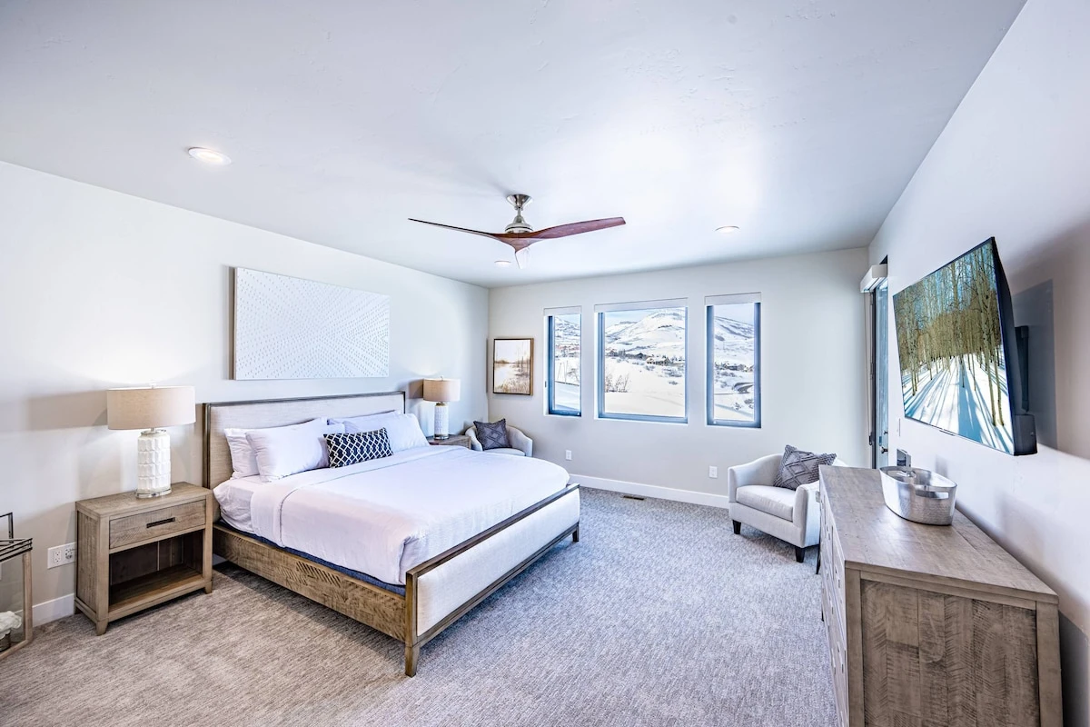 Bella Vista Primary Suite | Cal King | Private Deck Access | En Suite Bathroom
