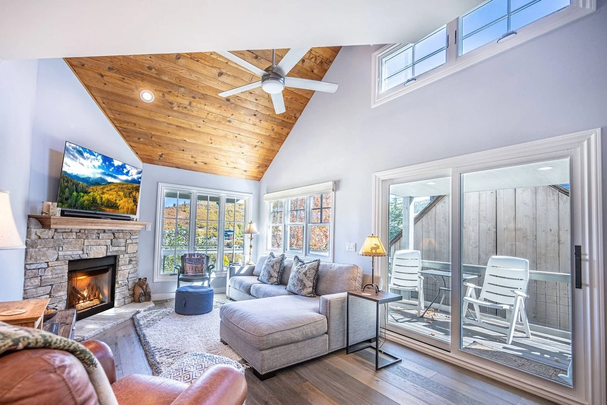 Welcome to our newly updated, elegant ski home on Norfolk Ave. This home was beautifully updated in 2022 and features new hardwood flooring, new paint
