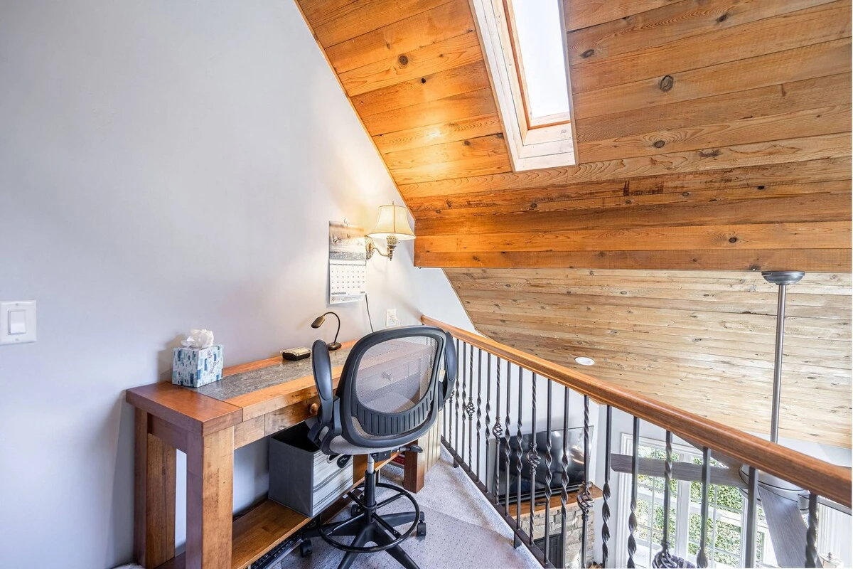 This is another office area located in a small loft area above the living room perfect for anyone to work from home