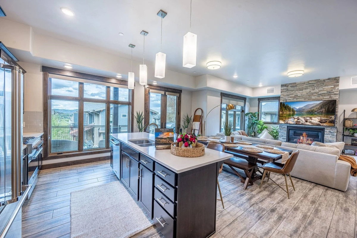 Fully Stocked Kitchen w Breakfast Bar Seating for 4 & Formal Dining for 6 - Quartz Countertops, Stainless Steel Appliances