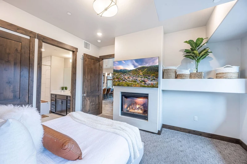 Guest suite features a private en suite full bathroom