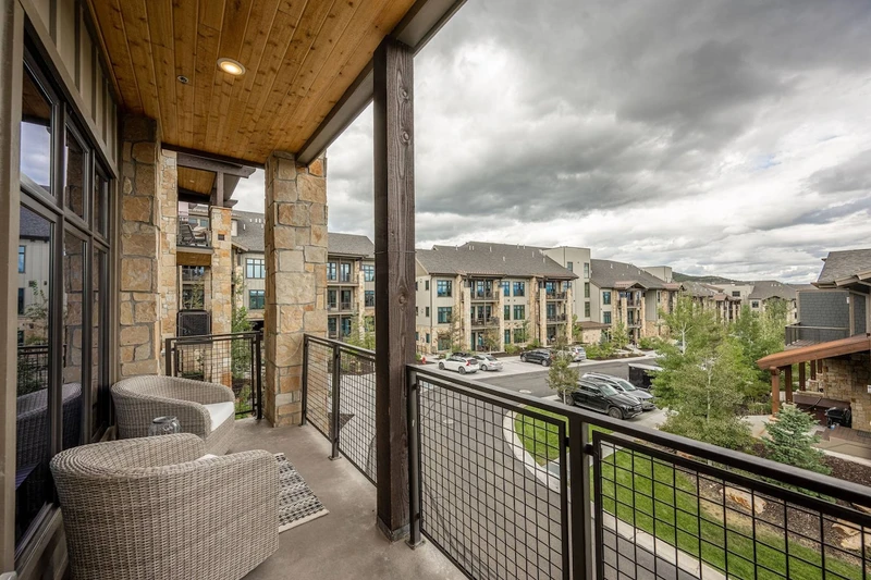 Comfortable patio furniture to enjoy the views of the slopes