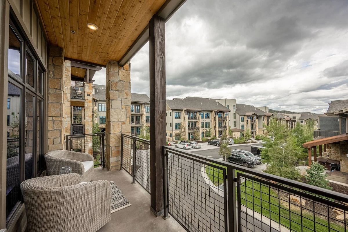 Comfortable patio furniture to enjoy the views of the slopes