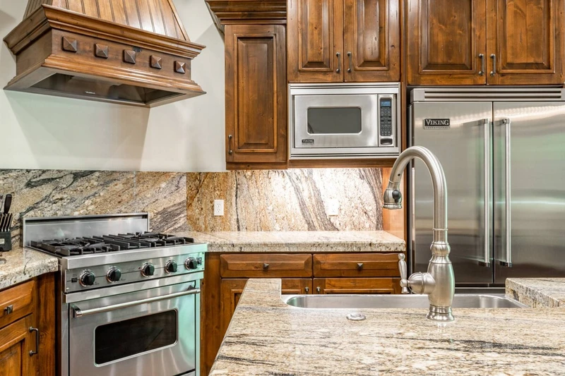 Gorgeous modern chef's kitchen with, high end Viking gas range & oven, stunning granite counter tops, Viking French Door Fridge