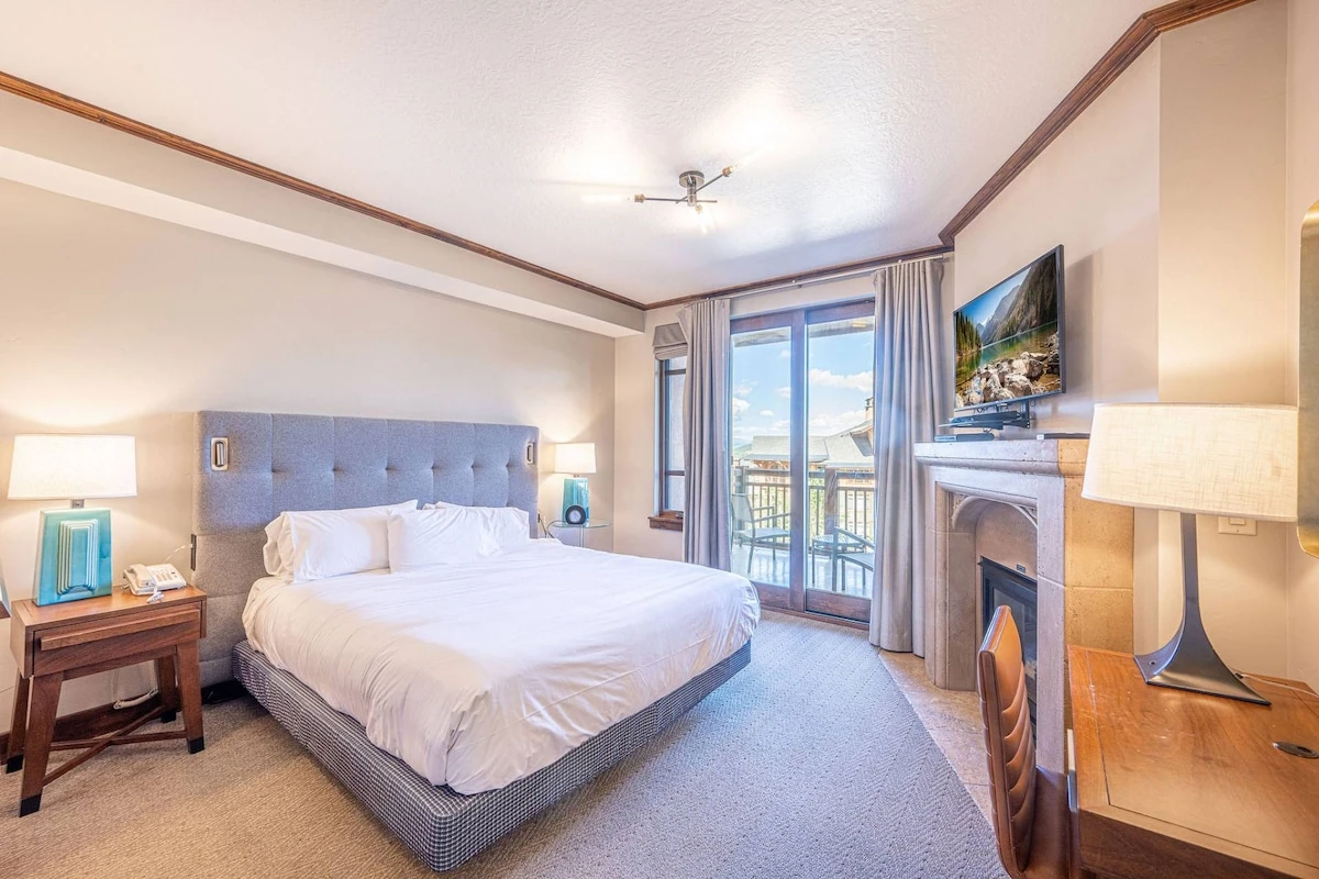Primary Suite with King Bed, Gas Fireplace, HDTV, Workspace with Desk and Chair, Patio Access