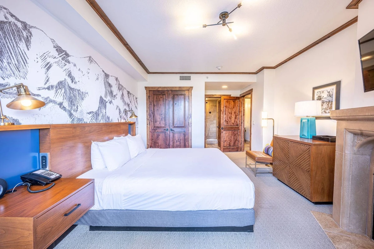Guest Suite with King Bed, Fireplace, HDTV and En Suite Bathroom