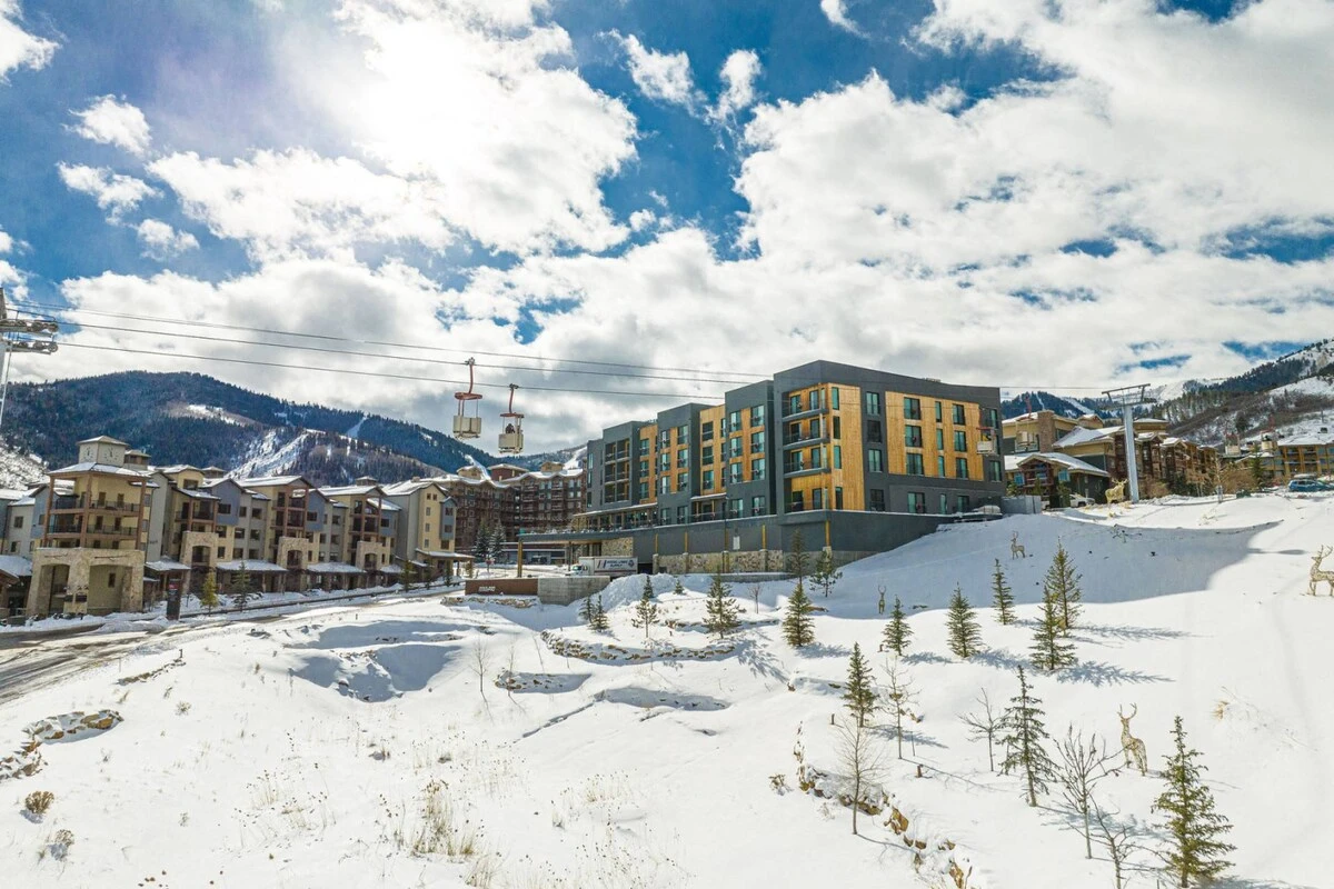 The perfect place for your next Park City Ski Vacation - Ski-In/Ski-Out, Game Room, Hot Tub, Pool, Gym, Free Parking, Free Ski Rental, Firepit