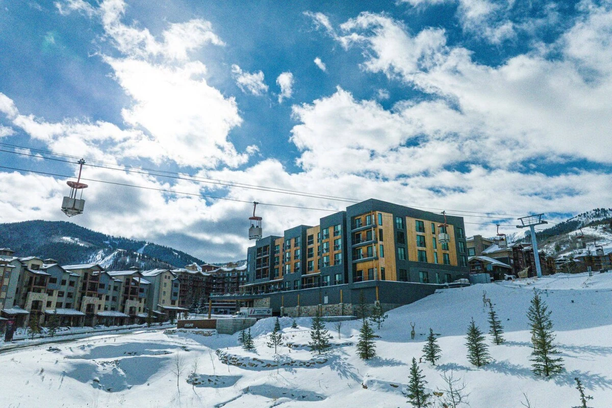 The jewel by the mountains