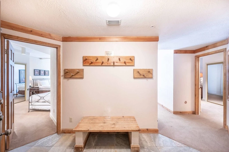 Welcome to Deer Valley Powder Run! The Warm and welcoming entry has plenty of space to unload your gear!