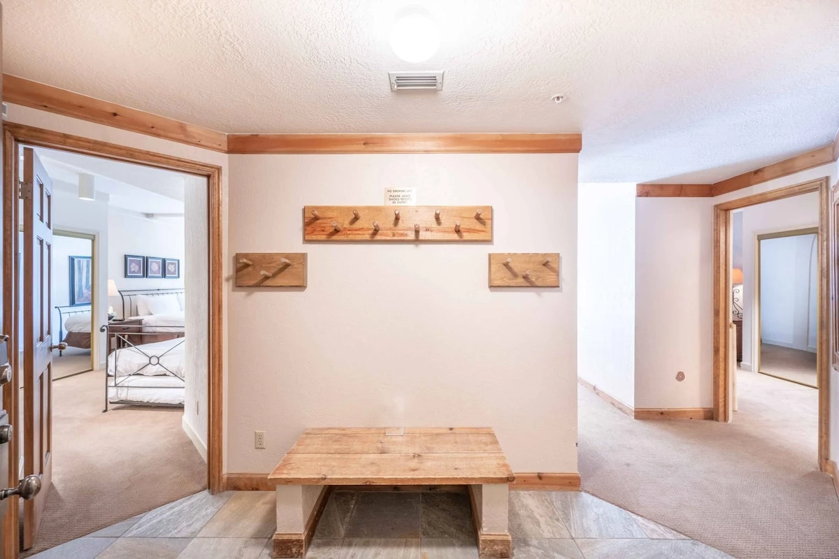 Welcome to Deer Valley Powder Run! The Warm and welcoming entry has plenty of space to unload your gear!