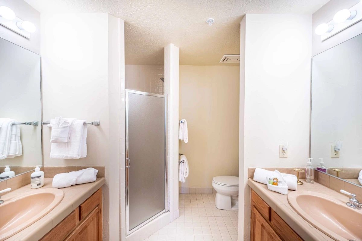 Primary suite private en suite bathroom