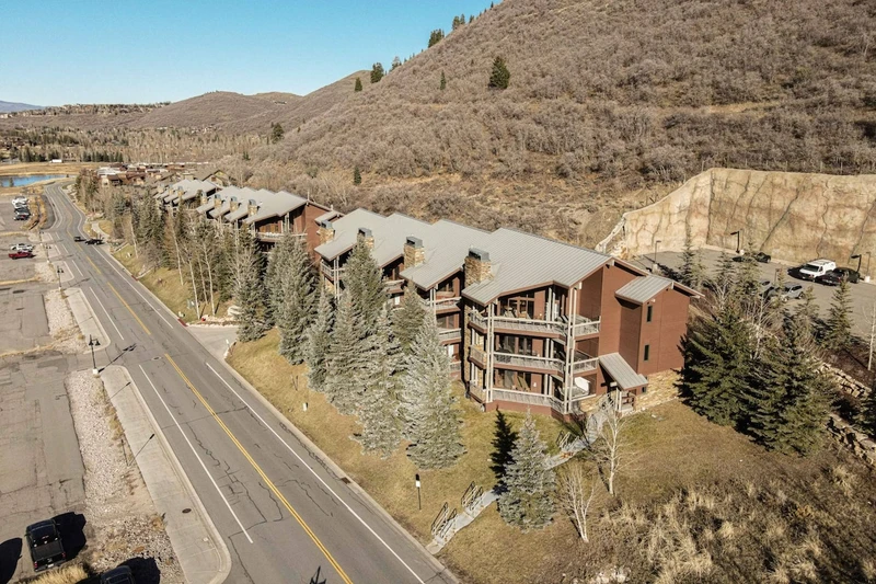 You'll love relaxing with friends and family in this light and bright condo, steps from Deer Valley's Snow Park Lodge.