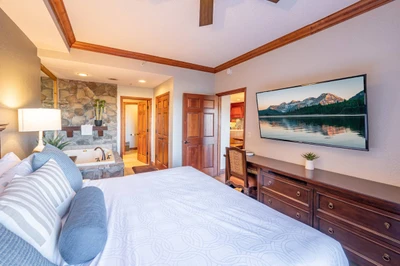 New King Bed | New Smart TV | In room oversized soaking tub