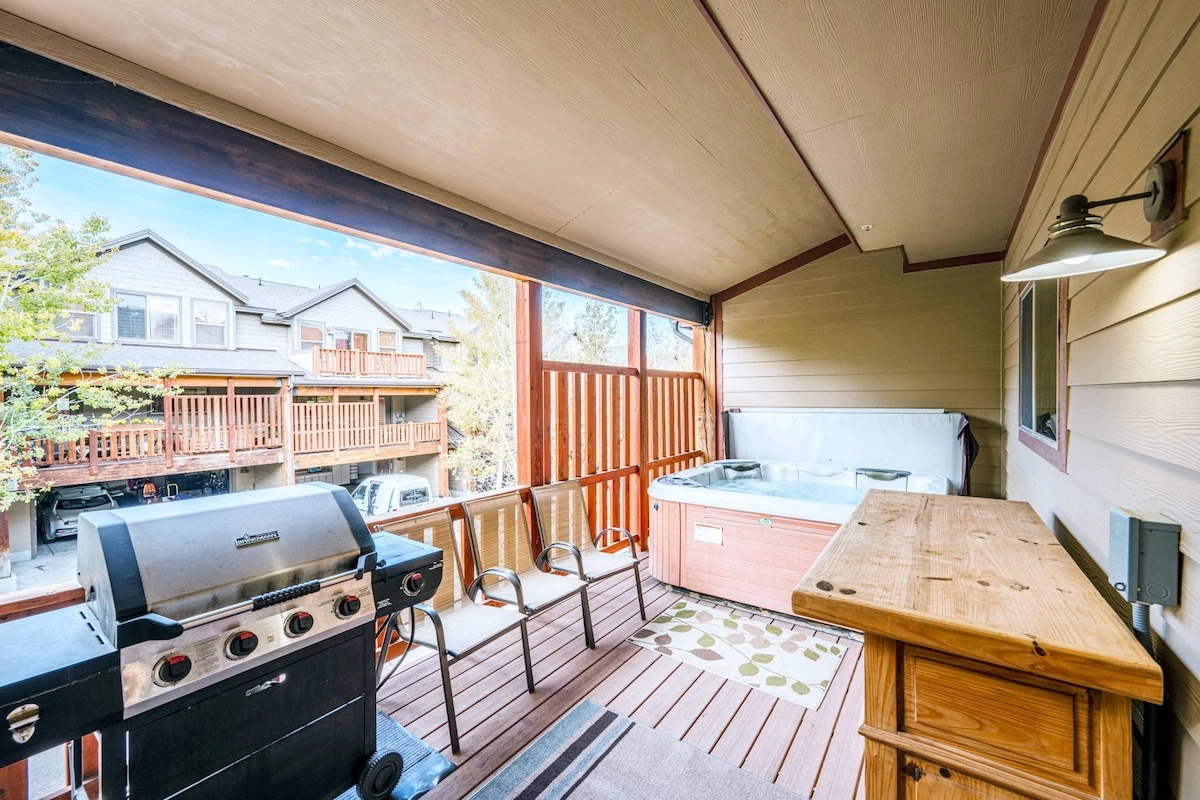 Park City vacation home with private hot tub and gas grill. Access to the Bear Hollow Pool & Hot Tub