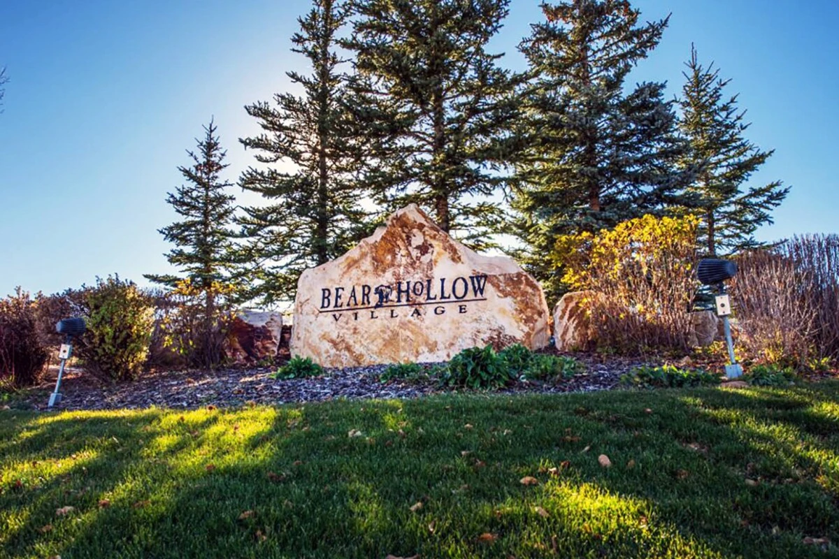 We are located less than minutes away from dining, shopping and movie theater at Redstone, the Tanger Outlet Mall and Utah Olympic Park.