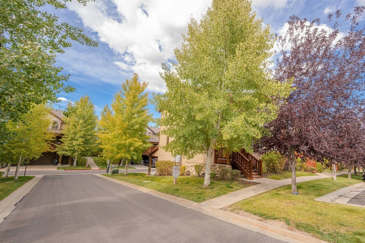 This spacious Bear Hollow condo is conveniently located and close to everything.