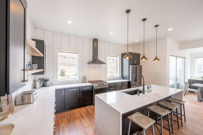 Fully stocked gourmet kitchen  – Everything is here for the budding chef to prepare meals at home! The white quartz countertops offer lots of prep spa
